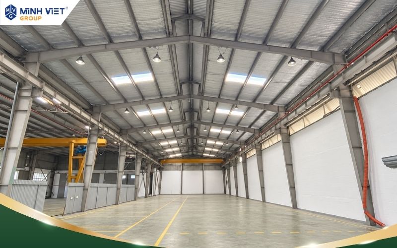 Khung thép, mái và nền bên trong kho xưởng Liên Ninh